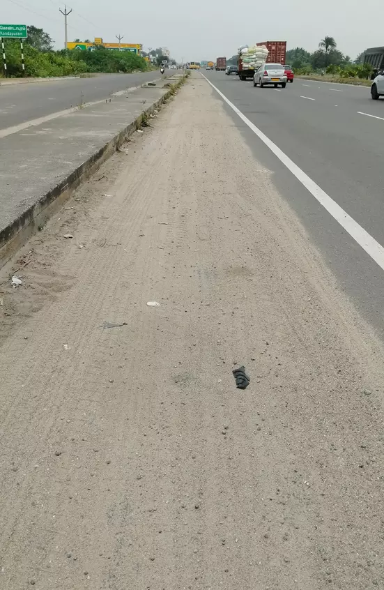 சாலையில் மணல் குவியல்