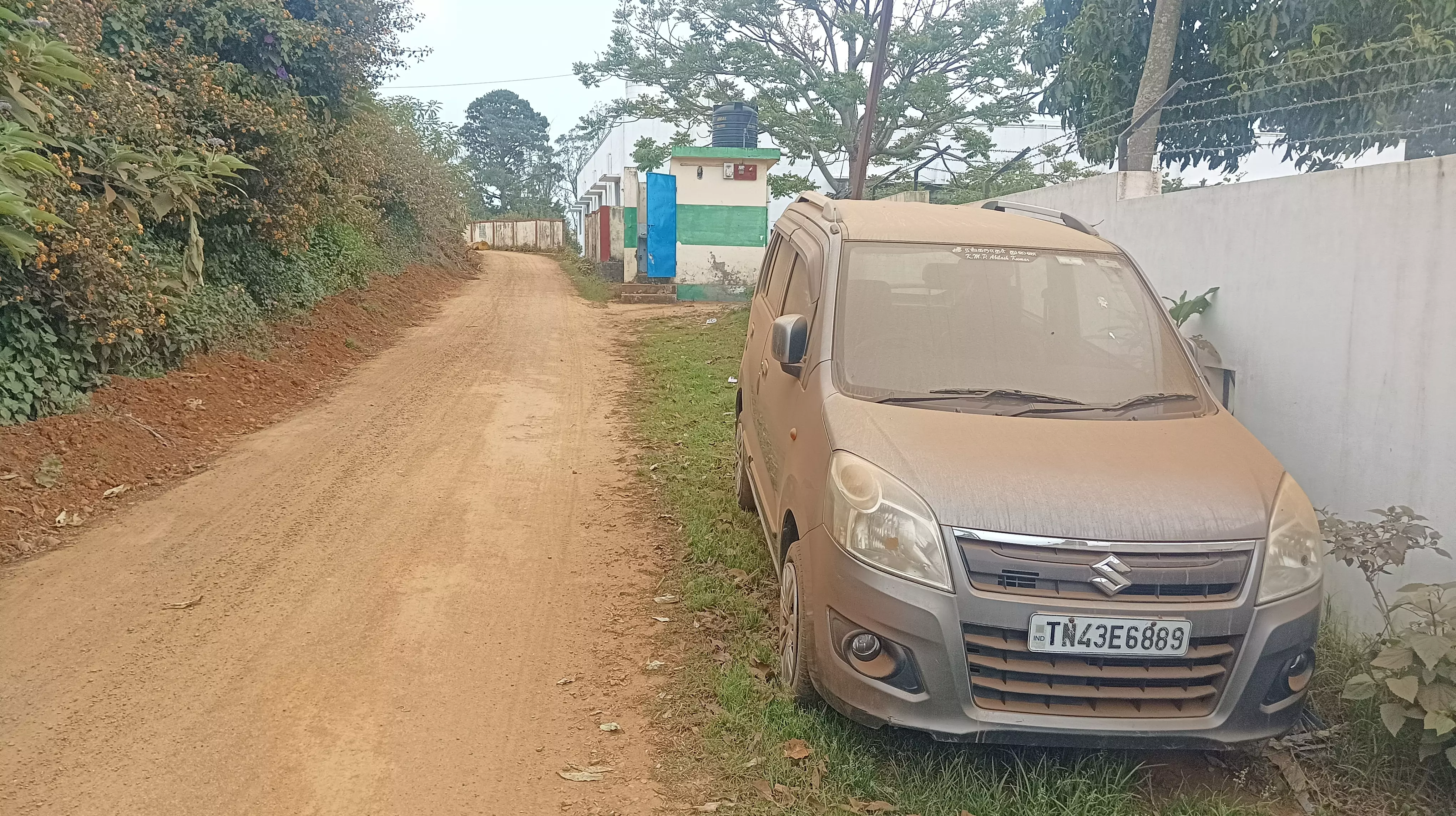 புழுதி பறக்கும் சாலை