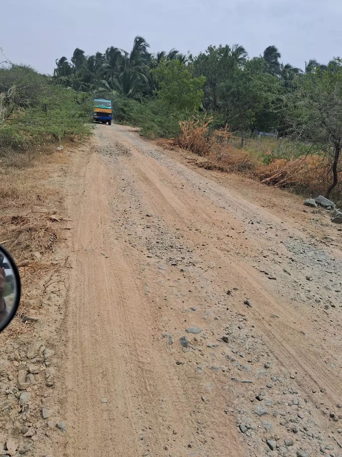 குண்டும் குழியுமான சாலை குண்டும் குழியுமான சாலை