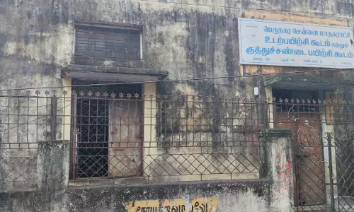 சேதமடைந்த உடற்பயிற்சி கூடம் சேதமடைந்த உடற்பயிற்சி கூடம்