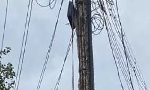 சிதலமடைந்த மின்கம்பம் சிதலமடைந்த மின்கம்பம்