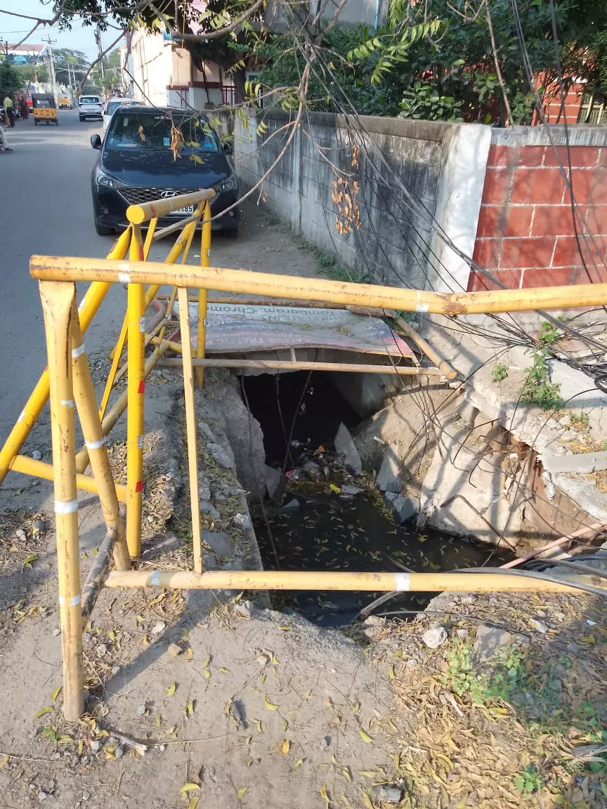சேதமடைந்த கழிவுநீர் கால்வாய் மூடி சேதமடைந்த கழிவுநீர் கால்வாய் மூடி