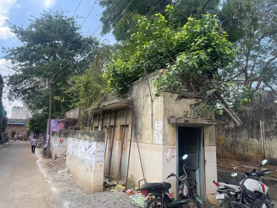 பராமரிப்பில்லாத கழிவறை