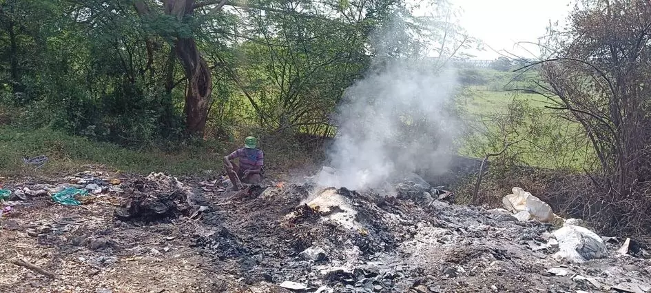 எரிக்கப்படும் குப்பைகள்