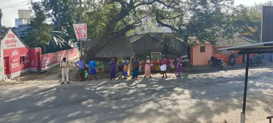 பஸ் பயணிகள் நிழற்கூடம் தேவை பஸ் பயணிகள் நிழற்கூடம் தேவை
