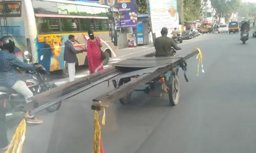 பாதுகாப்பற்ற முறையில் செல்லும் வாகனங்கள் பாதுகாப்பற்ற முறையில் செல்லும் வாகனங்கள்