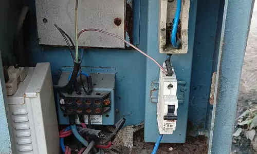 திறந்து கிடக்கும் மின் இணைப்பு பெட்டி திறந்து கிடக்கும் மின் இணைப்பு பெட்டி