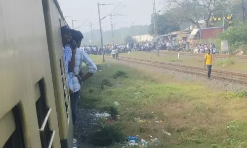 பராமரிக்கப்படாத ரெயில்வே கேட் பராமரிக்கப்படாத ரெயில்வே கேட்