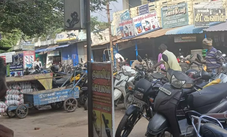 சாலையோர ஆக்கிரமிப்புகள் அகற்றப்படுமா? சாலையோர ஆக்கிரமிப்புகள் அகற்றப்படுமா?