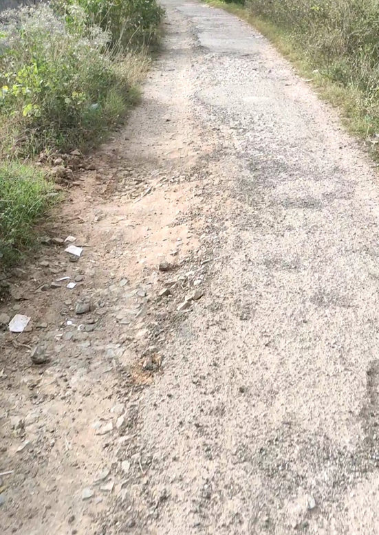 கற்கள் பெயர்ந்த சாலை