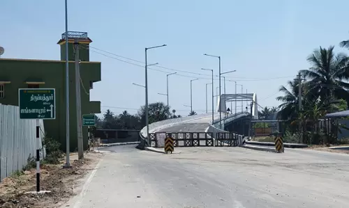 மூடப்பட்டுள்ள புதிய மேம்பாலம்