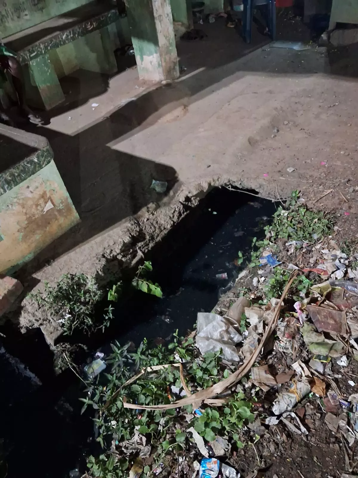 திறந்த நிலையில் கழிவுநீர் வடிகால்