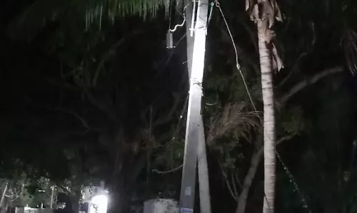 அந்தரத்தில் தொங்கும் மின்விளக்கு அந்தரத்தில் தொங்கும் மின்விளக்கு