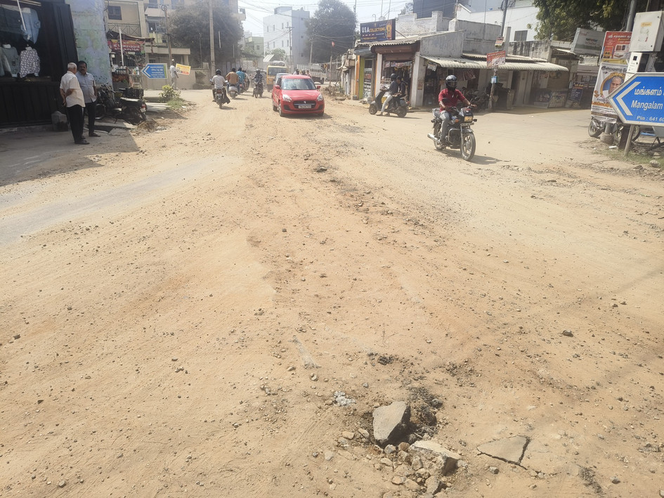 குண்டும், குழியுமான சாலை