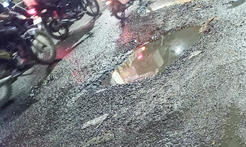 குழாய் உடைப்பால் வீணாகும் குடிநீர் குழாய் உடைப்பால் வீணாகும் குடிநீர்