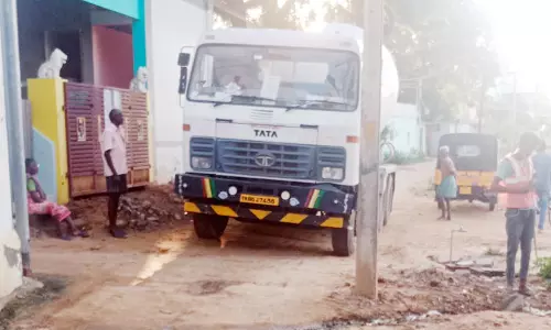 சாலையின் நடுவில் மின்கம்பம் சாலையின் நடுவில் மின்கம்பம்