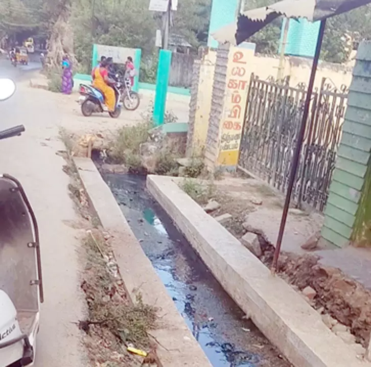 வாறுகாலுக்கு கான்கிரீட் மூடி தேவை வாறுகாலுக்கு கான்கிரீட் மூடி தேவை