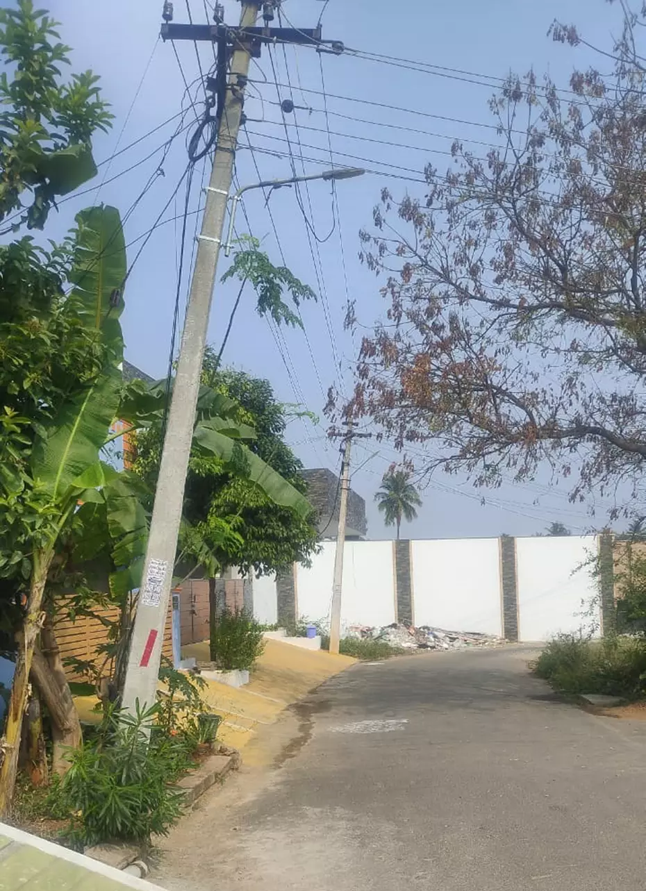 ஆபத்தான மின் கம்பம் ஆபத்தான மின் கம்பம்