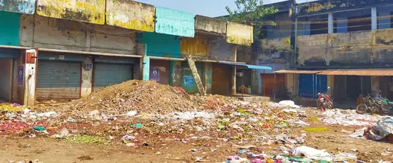 குப்பைகள் கொட்டுவதை தடுப்பார்களா? குப்பைகள் கொட்டுவதை தடுப்பார்களா?