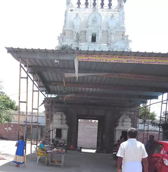 கோவிலின் முகப்பு மேற்கூரை சேதம்