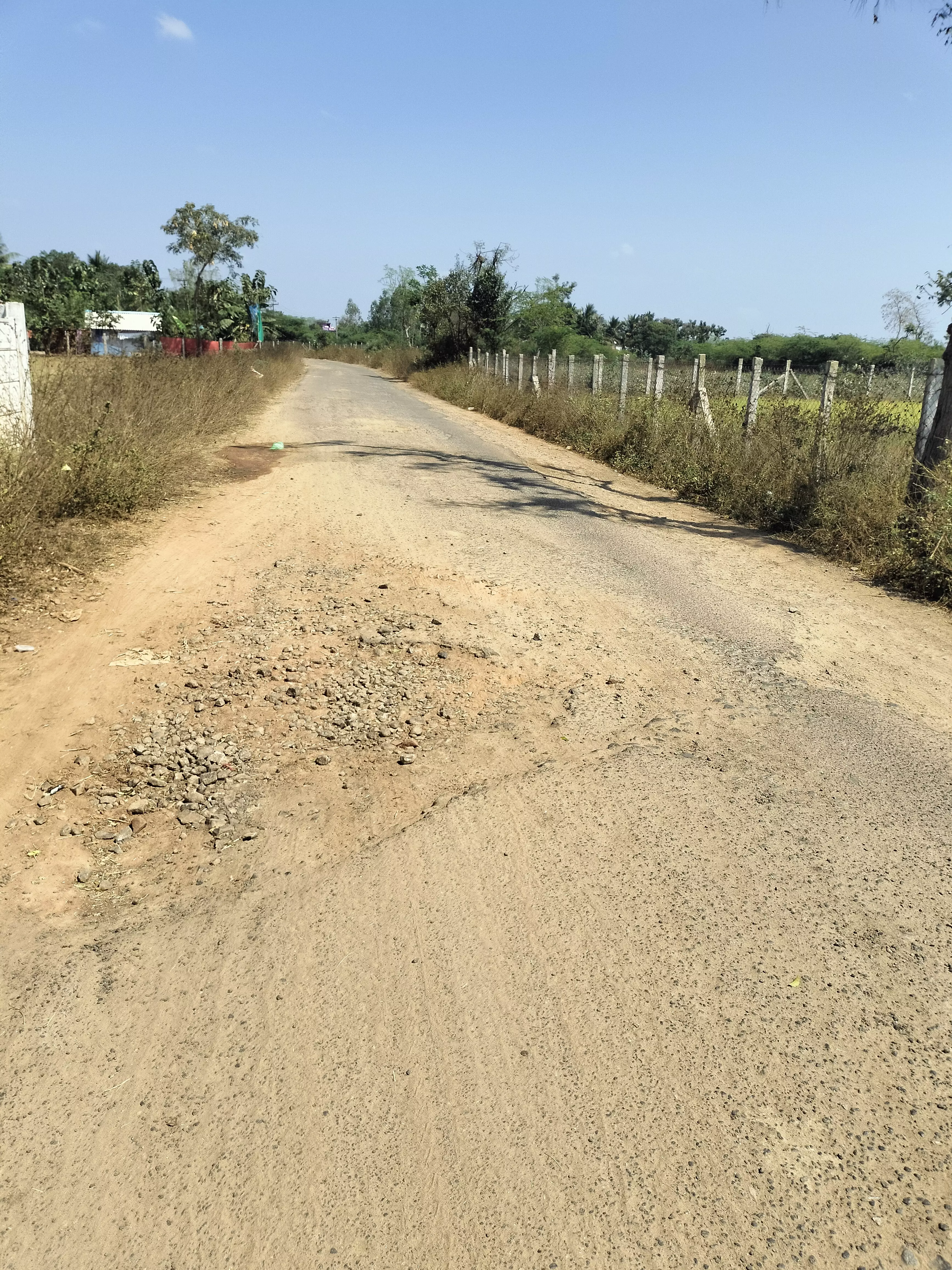 குண்டும், குழியுமான சாலை குண்டும், குழியுமான சாலை