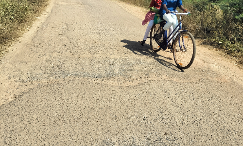 குண்டும், குழியுமான சாலை குண்டும், குழியுமான சாலை