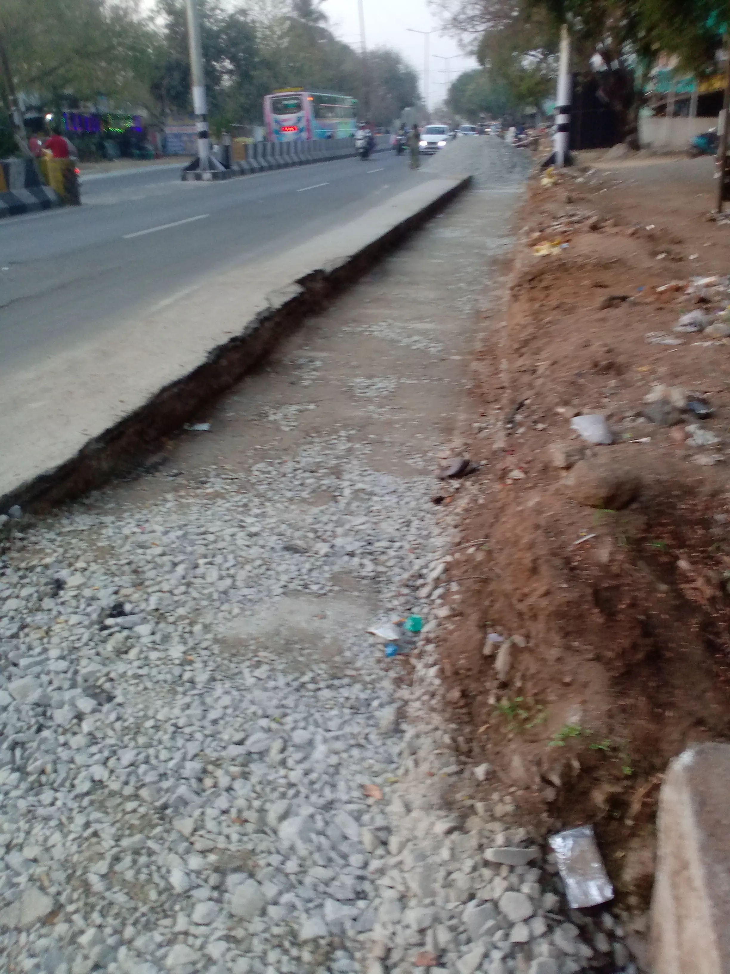 சாலை விரிவாக்கப்பணியை விரைந்து முடிப்பார்களா?