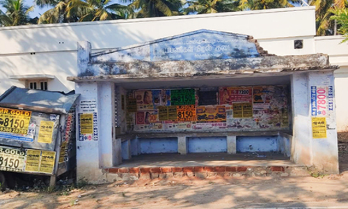 சேதம் அடைந்த பயணிகள் நிழற்குடை சேதம் அடைந்த பயணிகள் நிழற்குடை