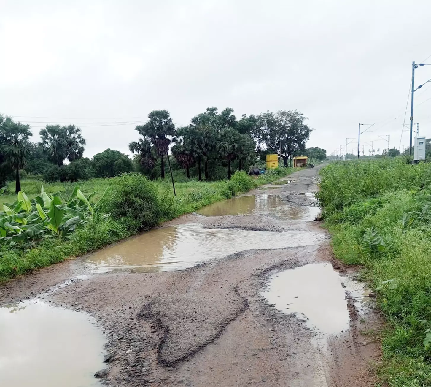 சேதமடைந்த சாலை சேதமடைந்த சாலை