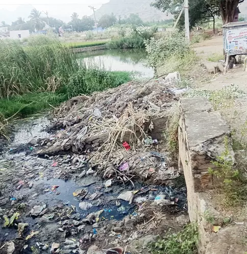 கழிவுநீர் கலந்த குடிநீர் கழிவுநீர் கலந்த குடிநீர்