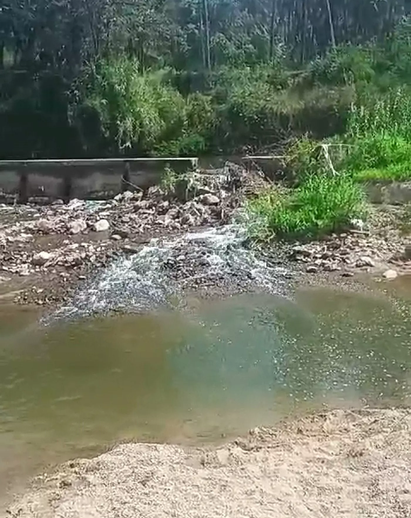 இடிக்கப்பட்ட தடுப்புச்சுவர்