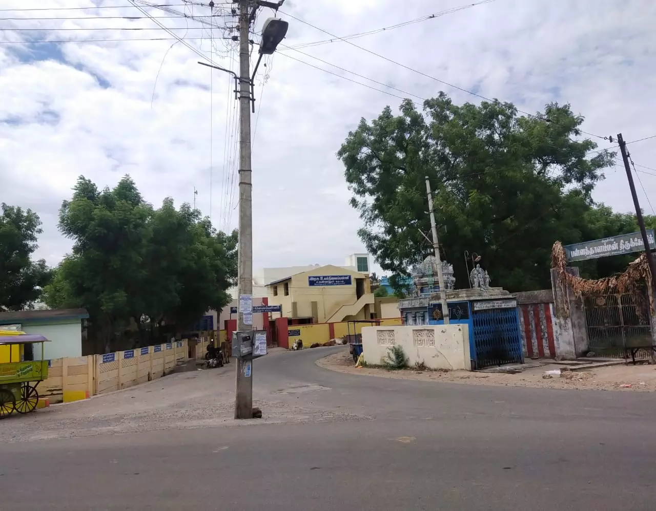 சாலையின் நடுவே உள்ள மின்கம்பம் சாலையின் நடுவே உள்ள மின்கம்பம்