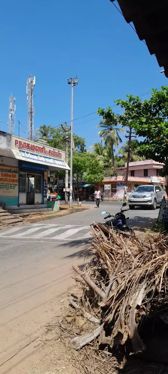 எரியாத உயர்கோபுர மின்விளக்கு எரியாத உயர்கோபுர மின்விளக்கு