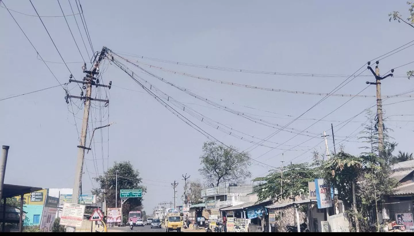 தாழ்வாக செல்லும் மின்கம்பிகளால் பொதுமக்கள் அச்சம் தாழ்வாக செல்லும் மின்கம்பிகளால் பொதுமக்கள் அச்சம்