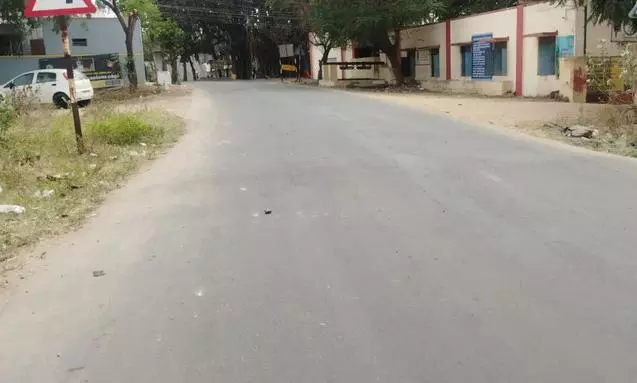 வேகத்தடைக்கு வர்ணம் பூசவேண்டும் வேகத்தடைக்கு வர்ணம் பூசவேண்டும்