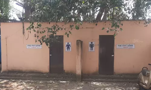 ஆஸ்பத்திரியில் மூடி கிடக்கும் கழிவறை ஆஸ்பத்திரியில் மூடி கிடக்கும் கழிவறை