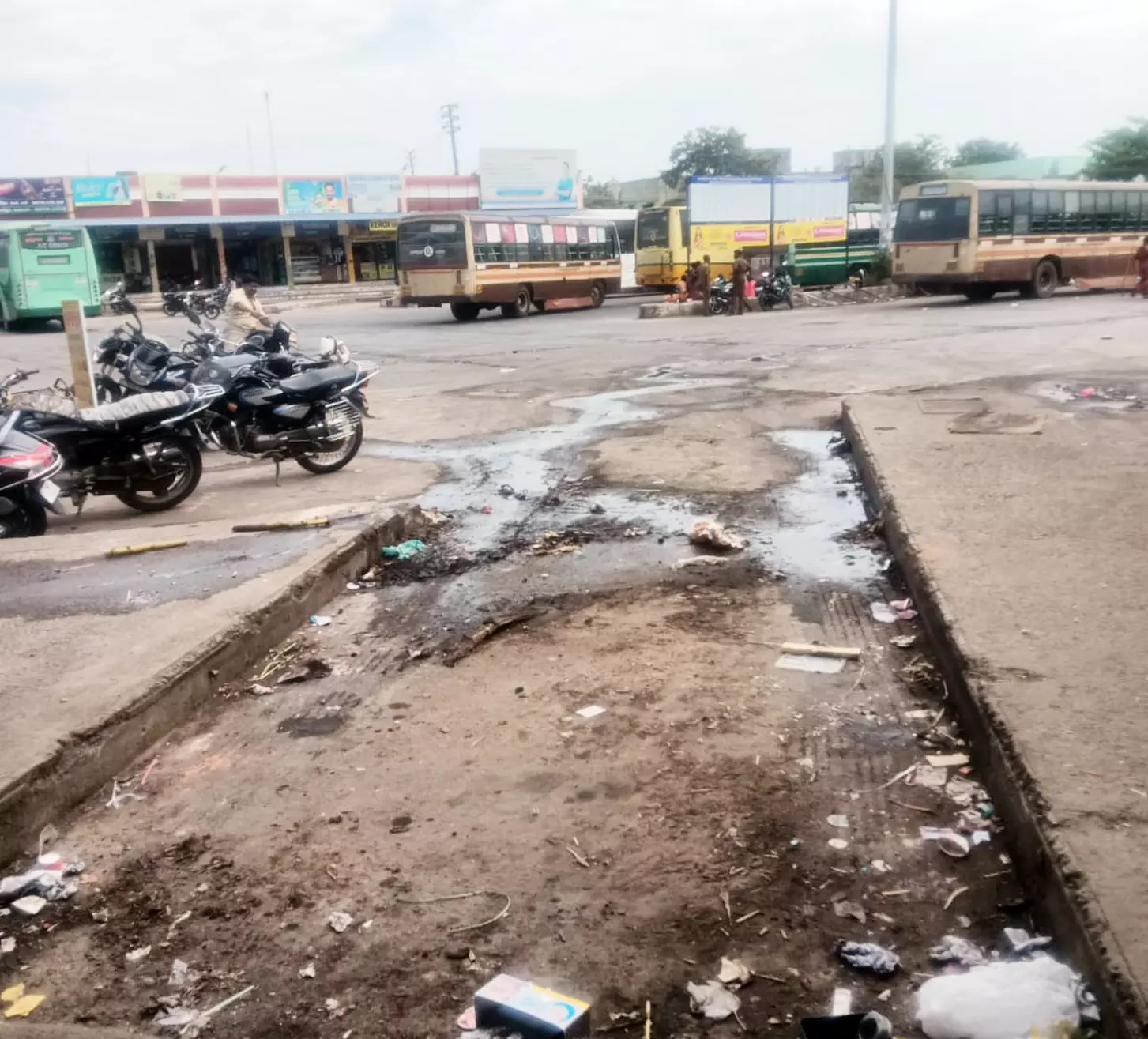 பஸ் நிலையத்தில் தேங்கும் கழிவுநீர் பஸ் நிலையத்தில் தேங்கும் கழிவுநீர்