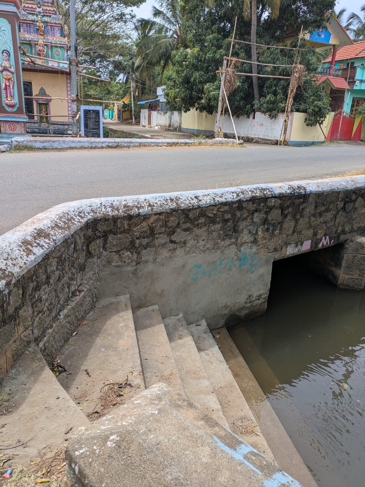 பாலத்தை சீரமைக்க வேண்டும்