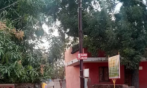 போக்குவரத்துக்கு இடையூறான மின்கம்பம் போக்குவரத்துக்கு இடையூறான மின்கம்பம்