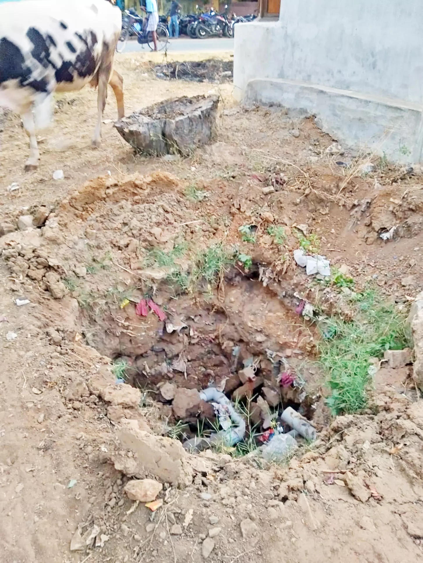 சாலையோரம் ஆபத்தான பள்ளம் சாலையோரம் ஆபத்தான பள்ளம்