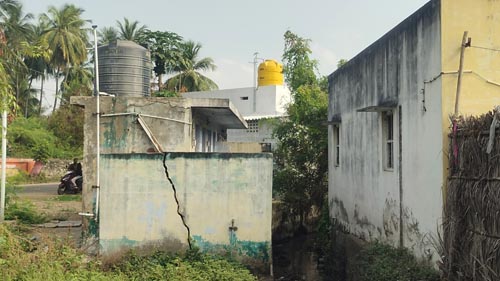 சிதிலமடைந்த சுகாதார வளாகம் சிதிலமடைந்த சுகாதார வளாகம்