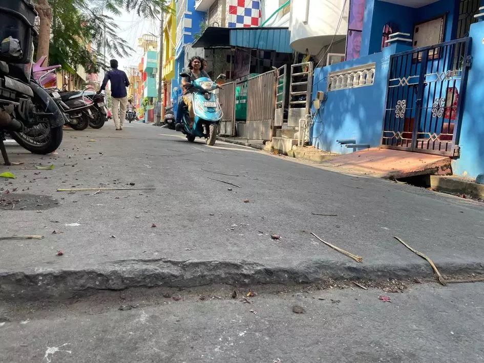 சீரமைக்கபடாத சிமெண்டு சாலை