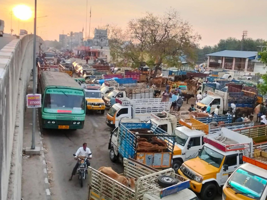 வாரச்சந்தையில் போக்குவரத்து நெரிசல்