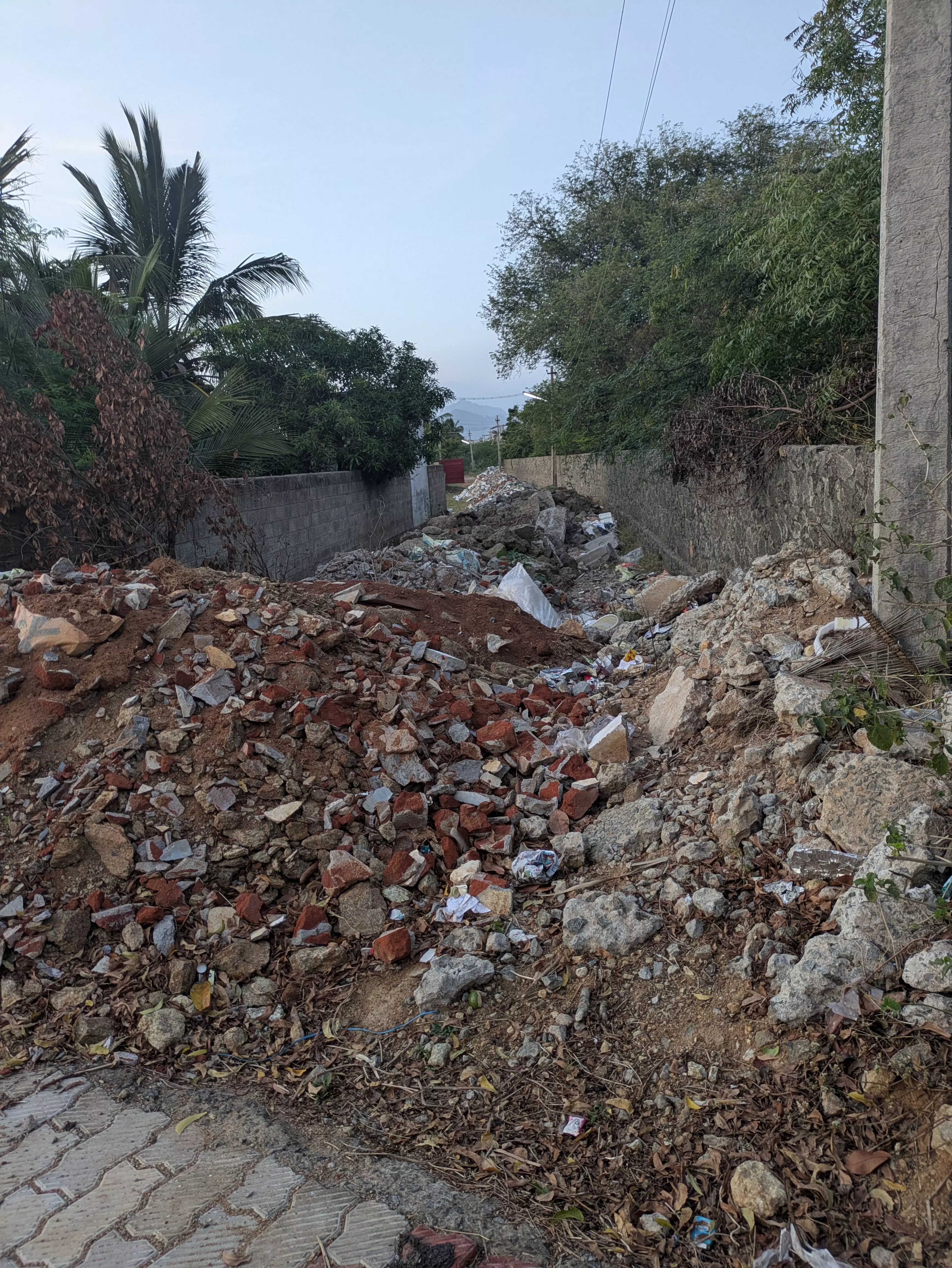 கட்டிட கழிவுகள் அகற்றப்படுமா?