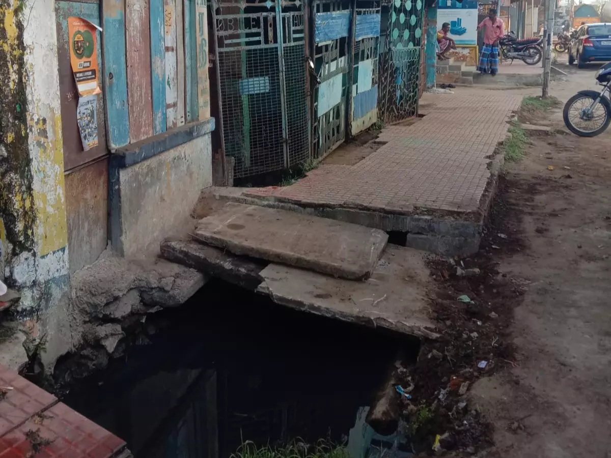 திறந்த நிலையில் கழிவுநீர் வடிகால் திறந்த நிலையில் கழிவுநீர் வடிகால்