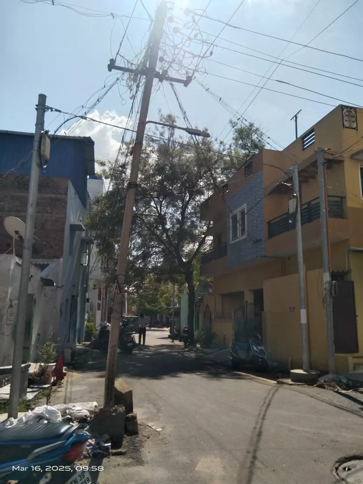 முறிந்து விழும் நிலையில் மின்கம்பம் முறிந்து விழும் நிலையில் மின்கம்பம்