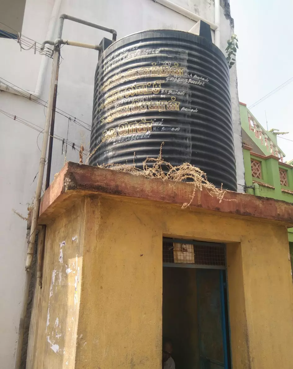 சேதமான பிளாஸ்டிக் குடிநீர் தொட்டி சேதமான பிளாஸ்டிக் குடிநீர் தொட்டி