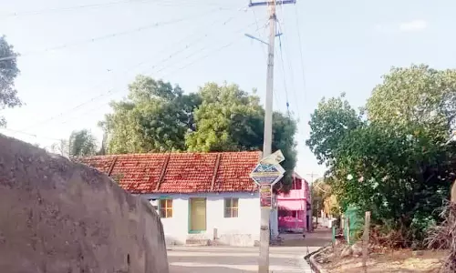 தெருவின் நடுவில் மின்கம்பம் தெருவின் நடுவில் மின்கம்பம்