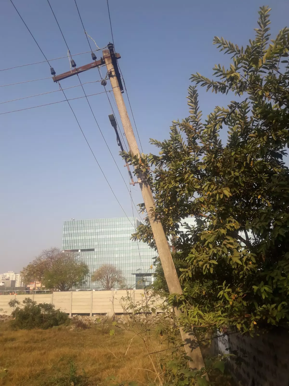 சிதலமடைந்த மின்கம்பம் சிதலமடைந்த மின்கம்பம்