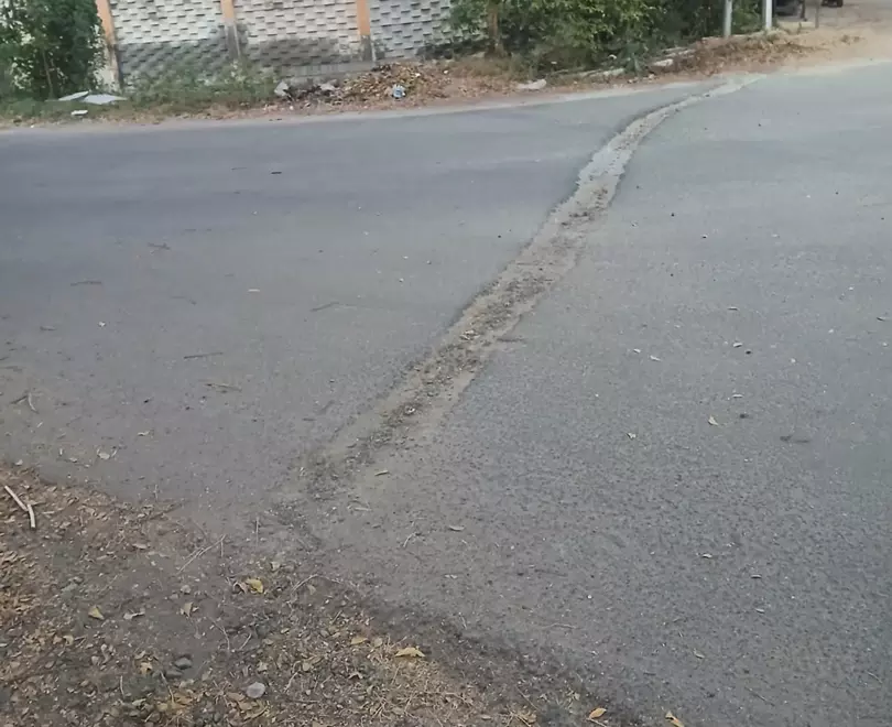 ரோட்டை சீரமைக்க வேண்டும் ரோட்டை சீரமைக்க வேண்டும்